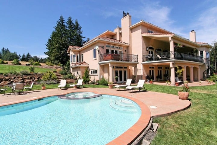 6 Bed 8 Acre Lux vineyard villa, pool, 2 hot tubs