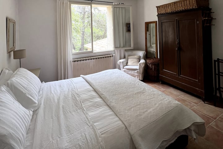 Master bedroom on primo piano  (window faces east)