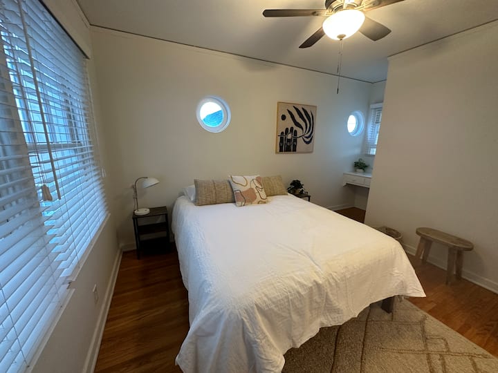 Spálňa 2 - Spálňa „Porthole“ na poschodí, manželská posteľ.