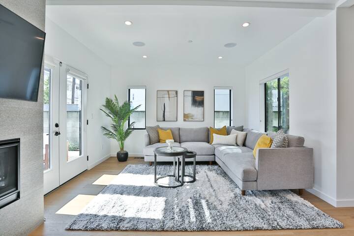 2 story Modern Villa open concept house pool/spa. gallery image 5