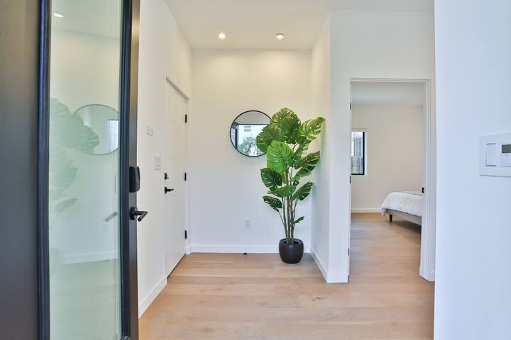 2 story Modern Villa open concept house pool/spa. gallery image 4