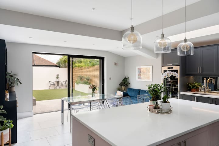 5 Bedroom house, garden + free parking. Sleeps 9