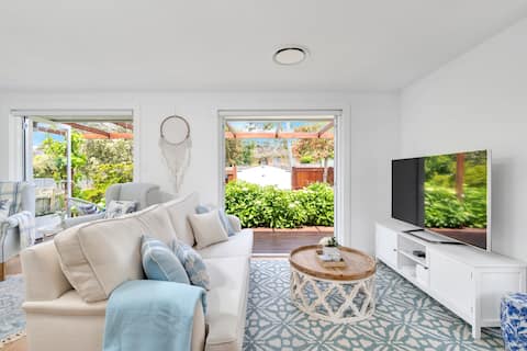 Top Airbnb: Queenberry: 10 Mins To Beach, Walk To Town, Spa in Berry