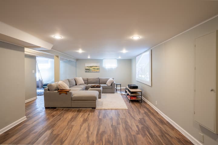 ภาพรวมห้องนั่งเล่นชั้นใต้ดิน 