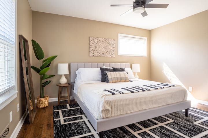 รูปถ่ายภาพรวมห้องนอนใหญ่