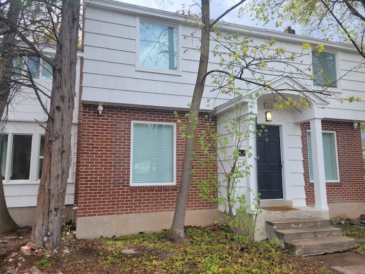 Gorgeous Work-friendly 4 Bed / 4.5 Bath with Wi-Fi