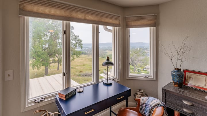 2º quarto com vista para o Lago Travis e para a região montanhosa. Roupa de cama tempurpédica, mesinhas de cabeceira com portas USB, um espaço de trabalho dedicado, banheiro particular anexo e uma varanda compartilhada.