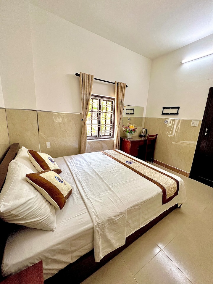 Dormitorio 1 con ventana y escritorio, baño privado