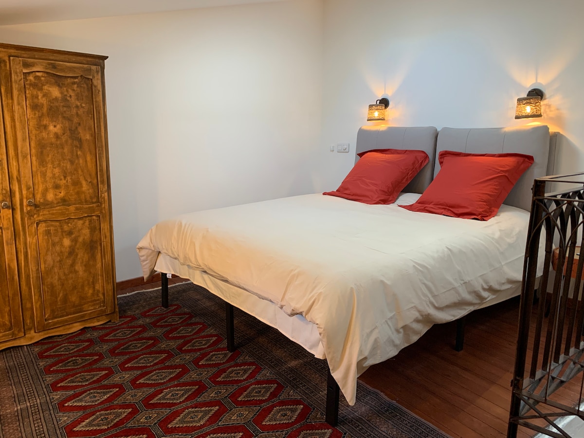 Kitanda cha Malkia cha Starehe (160cm x 200cm) na godoro jipya. 
Taa zinazoweza kujaa na fanicha nzuri. 
Unaweza hata kutazama nyota kupitia mwangaza wa anga !