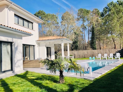 Air-conditioned family villa, pool, 4 bedrooms