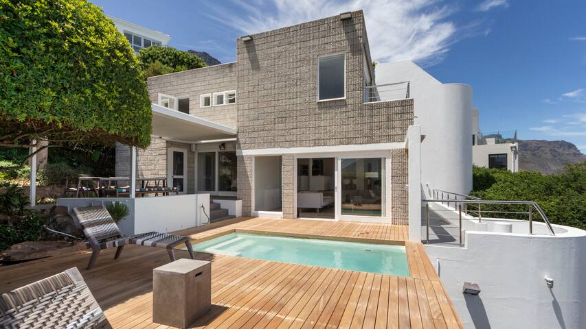 Camps Bay Panoramic Views in Ocean & Mountain