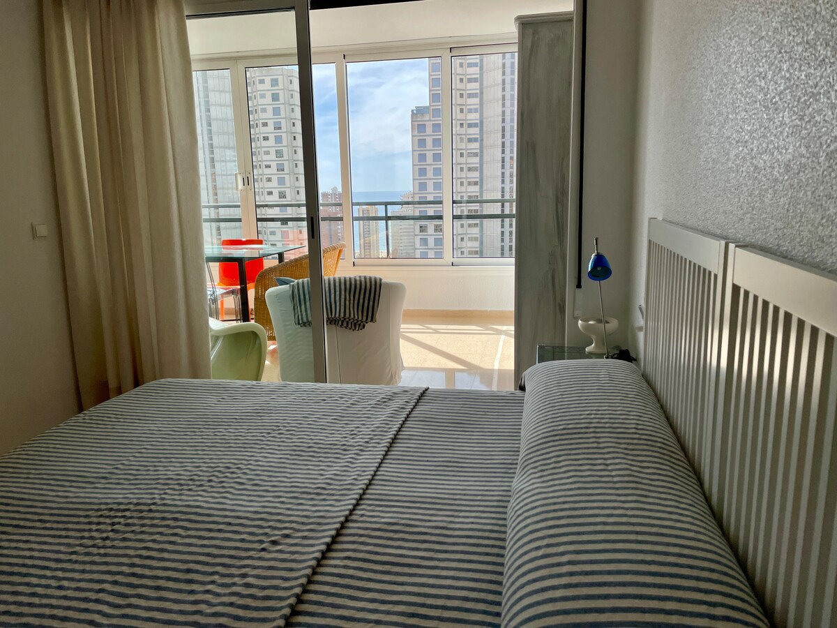 Chambre principale avec vue sur mer et salle de bain en suite