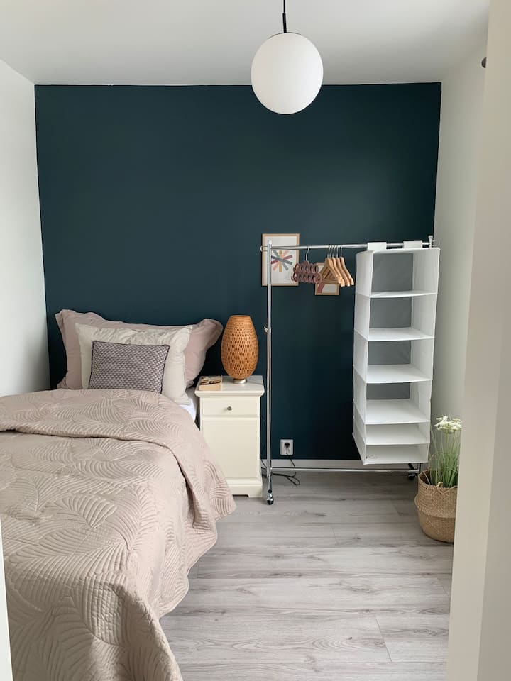 Recámara 2 con cama extraíble 
Sofá de día y cama para uno o dos por la noche. 