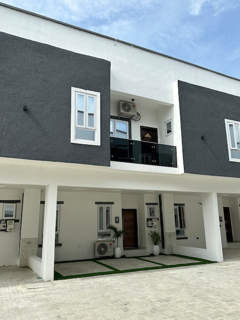 4 bed-24/7 Electricity/Wi-Fi/Security&Pool Lekki