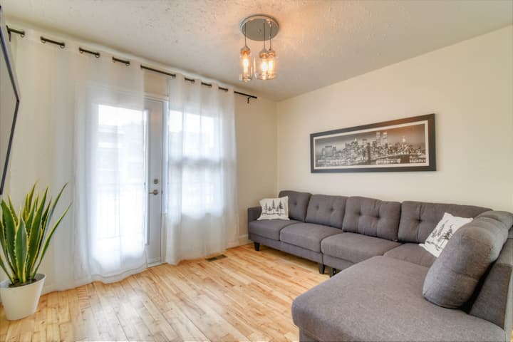 2ch Apt Sur 2 éTages + Clim + Parking @ Ste-foy - Levis