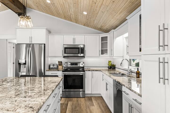 Contemporary Oceanfront Getaway gallery image 5