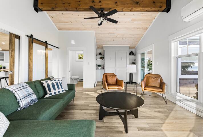 Contemporary Oceanfront Getaway gallery image 3