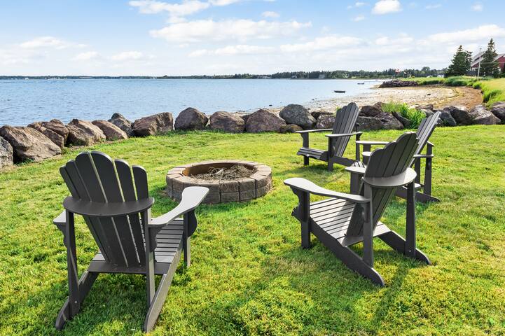 Contemporary Oceanfront Getaway gallery image 2