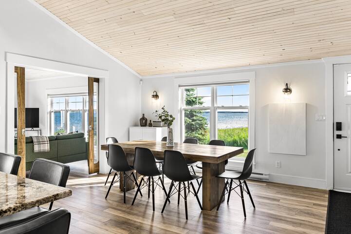 Contemporary Oceanfront Getaway gallery image 4