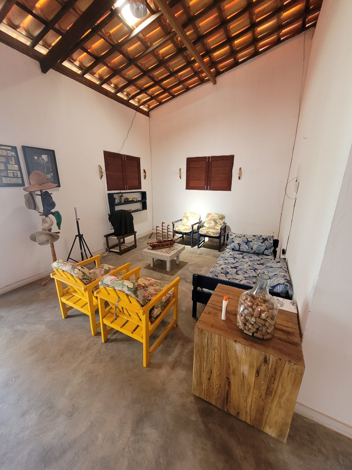 Sala de estar. Pies derecho de 5 metros.