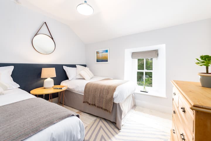 Postavite kao bračni krevet kao standard (ali se može pretvoriti u bračni krevet s bračnim krevetom nakon prethodnog zahtjeva), u spavaćoj sobi 3. Prvi kat ispred seoske kućice.