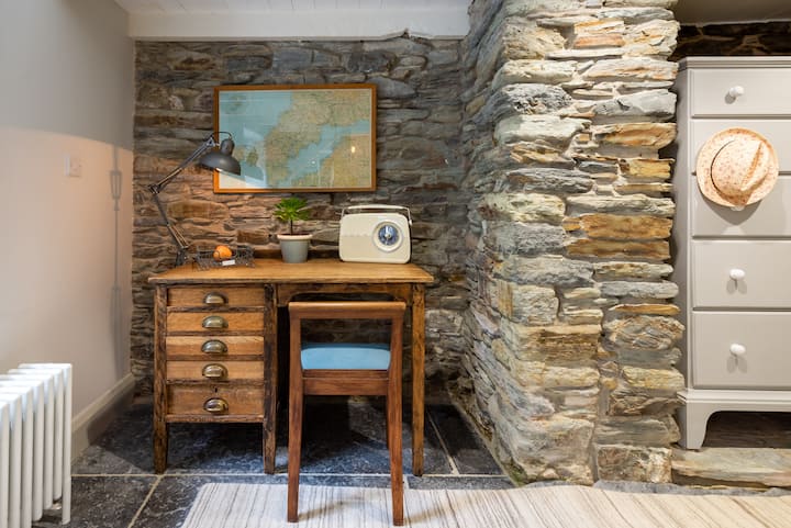 Spavaća soba 5, prizemlje, bračni krevet (180x200).