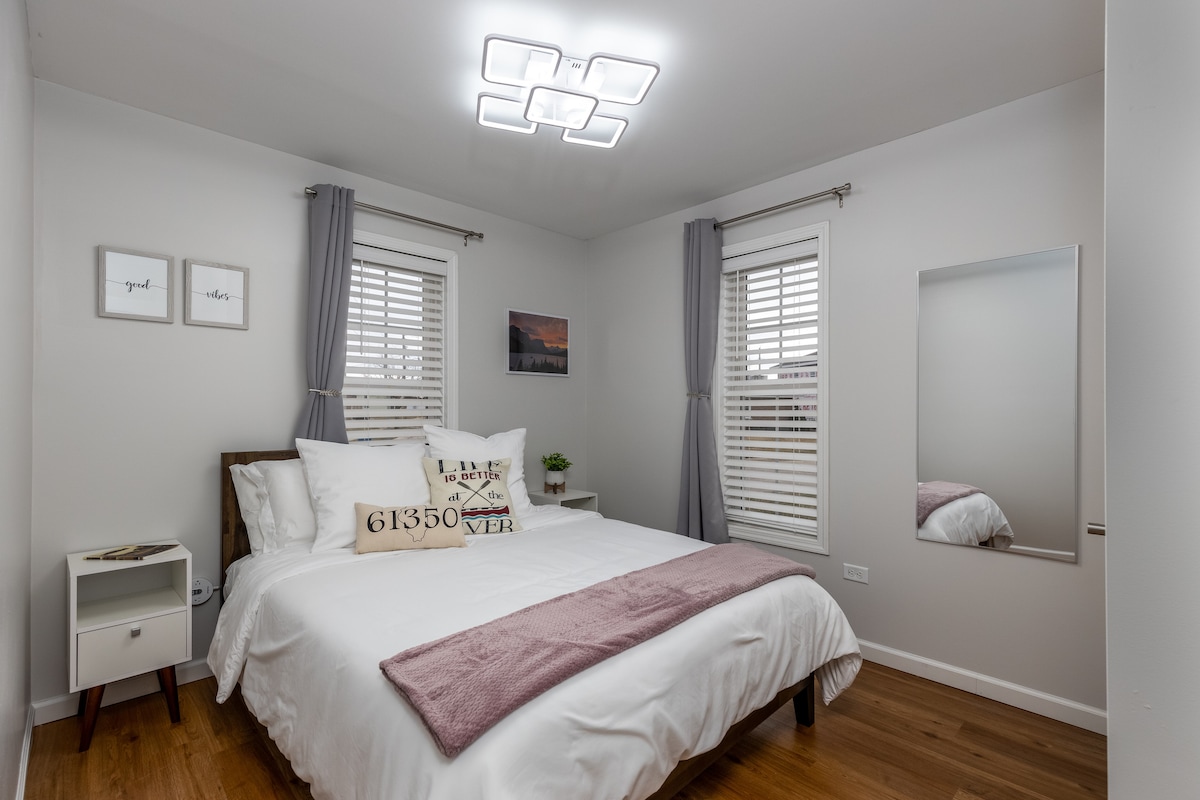 Profitez d'une nuit de sommeil réparateur sur votre lit queen size. Si nécessaire, un lit pour bébé peut être trouvé dans le placard de l'une des chambres pour votre commodité (non illustré ici).