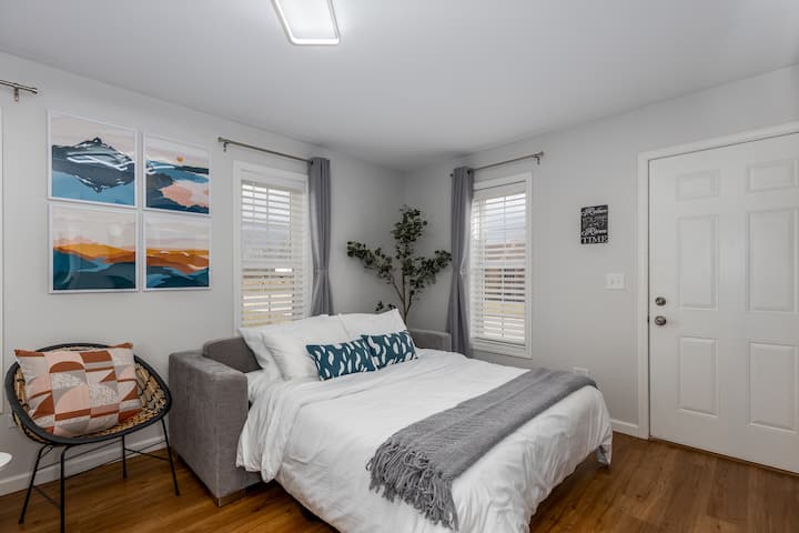 Sofá cama tamaño queen en la sala de estar. La sala de estar tiene ventanas que tienen cortinas opacas que pueden traer algo de tranquilidad y ayudar a darte un sueño reparador.