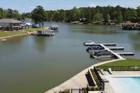 Lake Martin home Golfcart to Pool/Lake/Weight Room