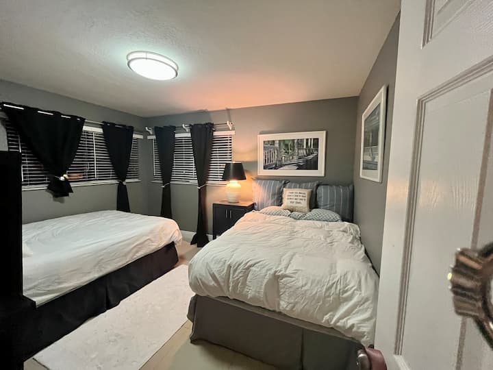 ห้องนอนกว้างขวางที่สามพร้อมเตียงคู่สองเตียง