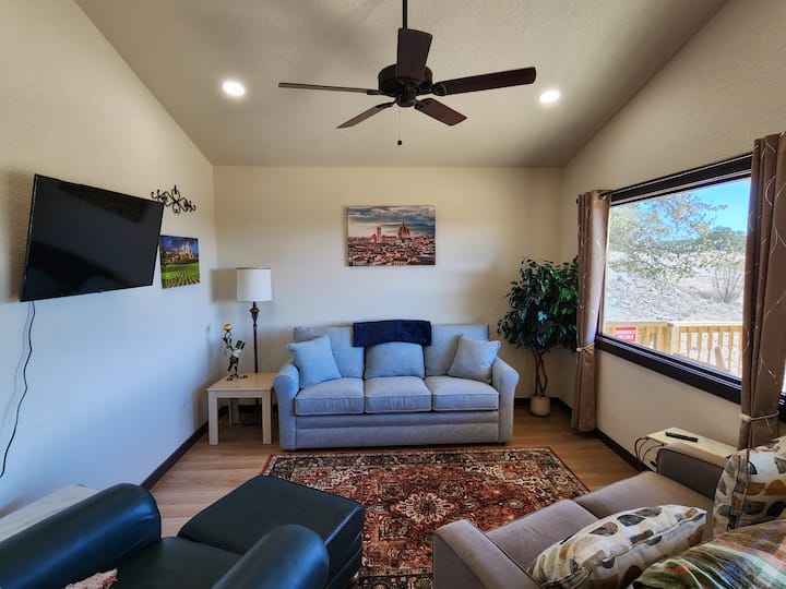 الأريكة بحجم كبير.