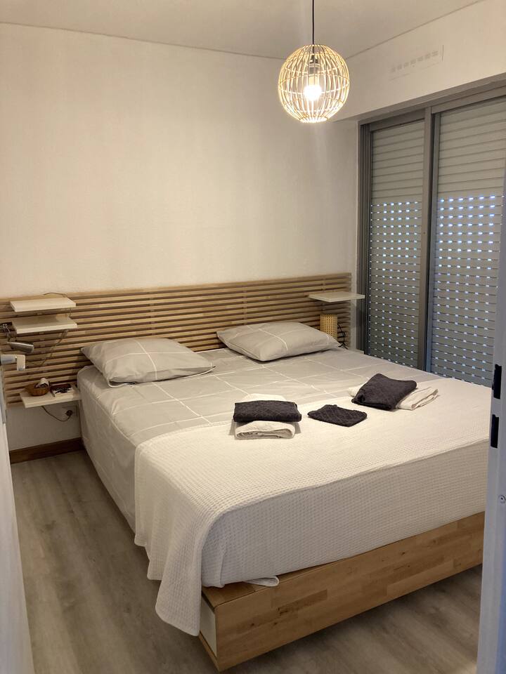 Quenn size bed, a memory madrac for a wonderful night.