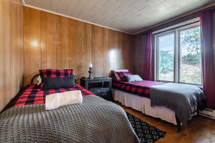 Მეორე საძინებელი ორი ერთადგილიანი საწოლით 