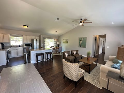 Lovely Vacation Home w Garage