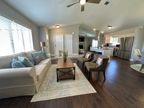 Top Airbnb: Lovely Vacation Home w Garage in Deltona