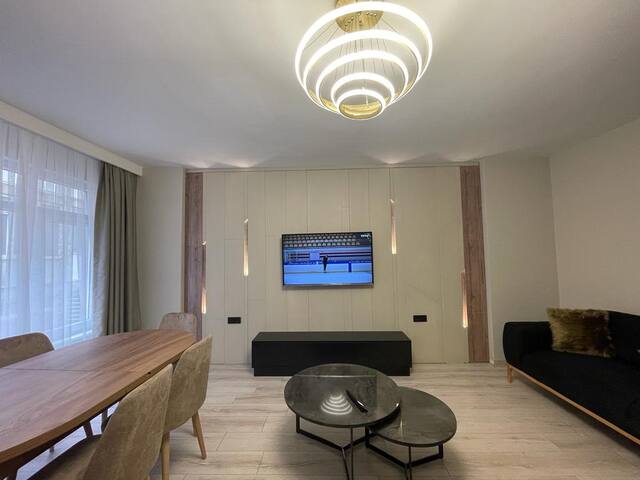 Exceptional location! 3 bedrooms gallery image 3