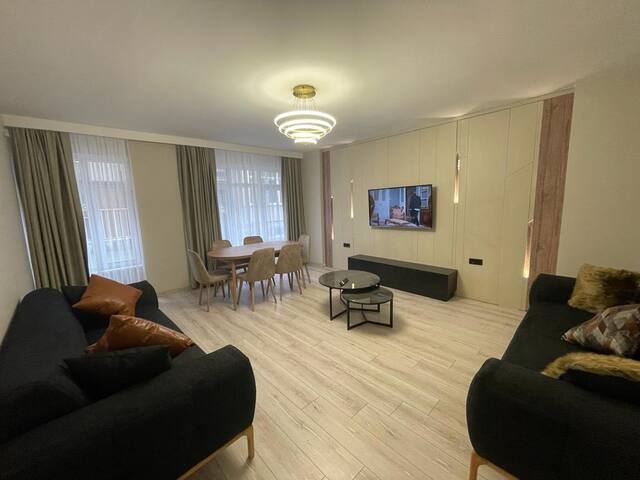 Exceptional location! 3 bedrooms gallery image 2