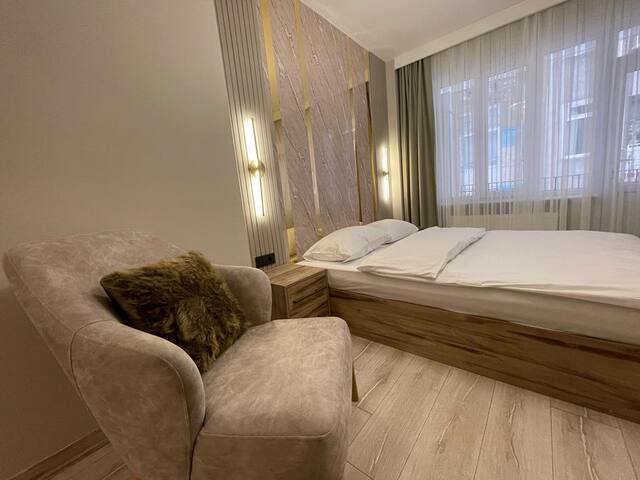 Exceptional location! 3 bedrooms gallery image 5