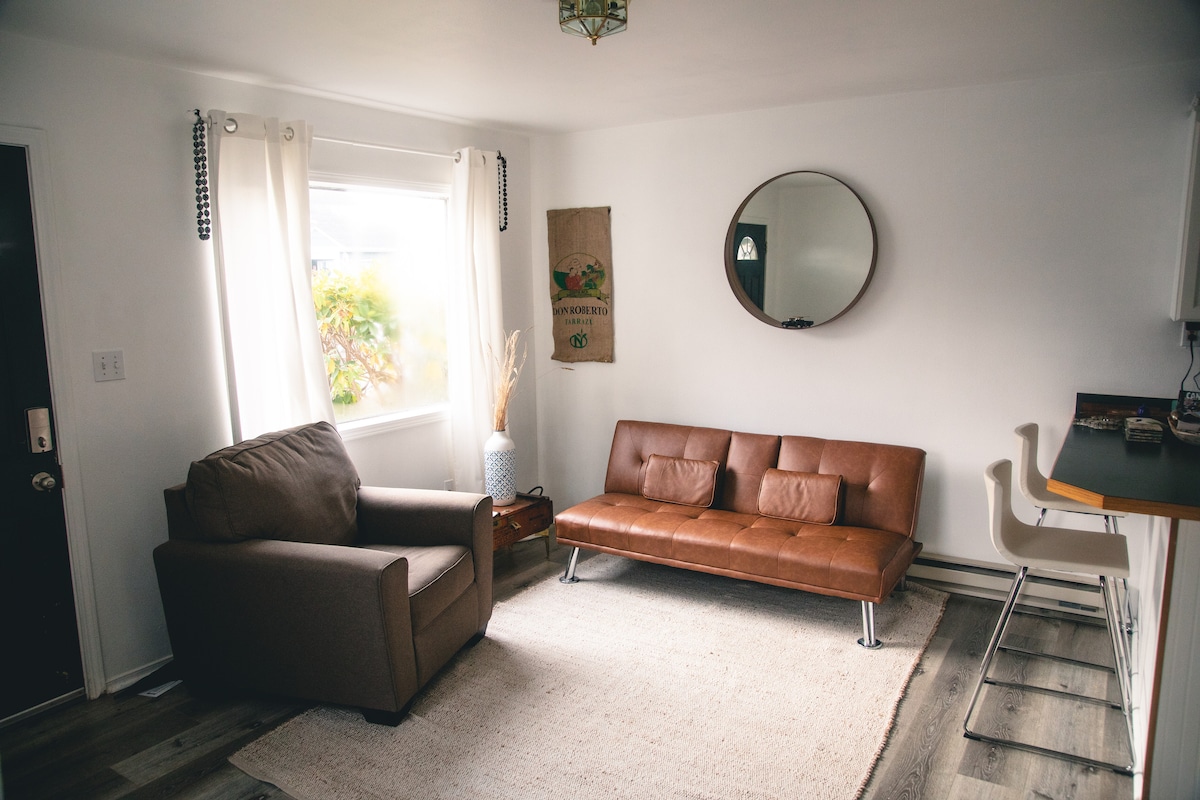 ห้องด้านหน้าได้รับแสงที่ดีผ่านหน้าต่างด้านหน้าขนาดใหญ่ 