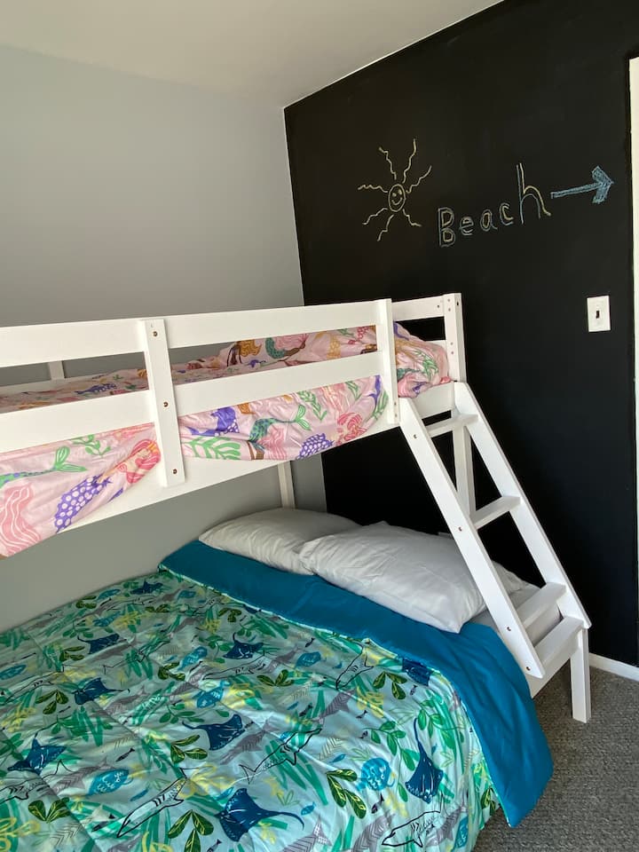 Aquí pueden dormir tres personas en este acogedor espacio. ¡Y pueden dejar que su artista de tiza interior se divierta! 