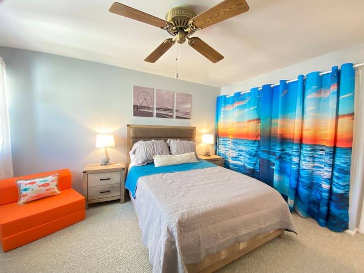 ¡Este es un dormitorio muy cómodo y relajante, que es posible que no quieras marcharte! La nueva cama tamaño queen, las lámparas tienen estaciones de carga para tus teléfonos. La silla es un lugar acogedor para leer y se abre a una cama individual. 