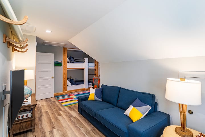 ห้องนอน 3 มีเตียงสองชั้น (เต็ม 2 เตียง) และพื้นที่นั่งเล่นขนาดใหญ่และทีวี Smart HD  