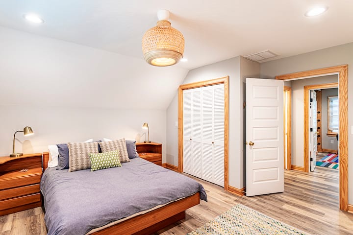 ห้องนอน 2 (ควีนไซส์) เต็มไปด้วยเฟอร์นิเจอร์ไม้สัก  มีพื้นที่ตู้เสื้อผ้ากว้างขวางและอ่างอาบน้ำเต็มรูปแบบตั้งอยู่ด้านนอกประตู  ห้องนอน 3 อยู่อีกด้านหนึ่ง  