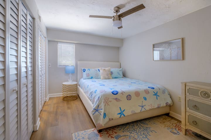 Camera da letto matrimoniale grande con TV | Rilassati in questo spazioso rifugio, dotato di un lussuoso materasso matrimoniale ortopedico per un sonno ristoratore. Goditi i tuoi programmi preferiti con una TV privata in camera, perfetta per rilassarti dopo una giornata in spiaggia!