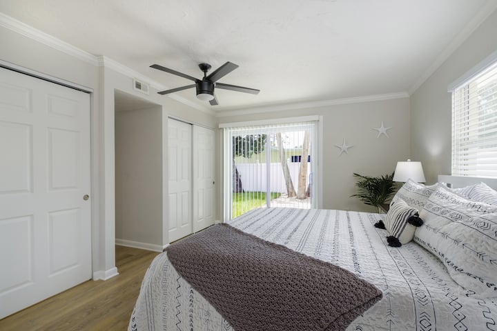 Ampia e luminosa Master Suite king size | Un rifugio versatile con tanto spazio per una culla o un letto per bambini, oltre all'accesso privato al cortile. Goditi la comodità di un bagno privato completo per il massimo comfort! Letto matrimoniale grande con materasso ortopedico 