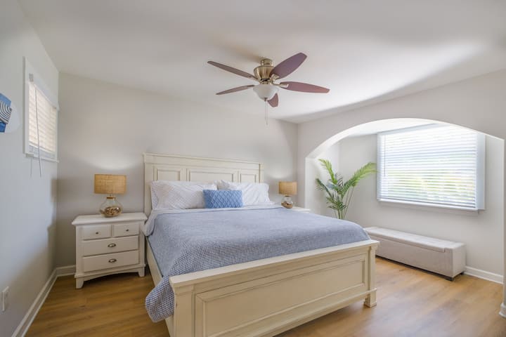 King Suite con accogliente Alcove | Rilassati in questa spaziosa e luminosa camera da letto, dotata di un lussuoso materasso matrimoniale ortopedico per il massimo comfort. Goditi una TV privata e un'incantevole zona salotto con alcova, perfetta per leggere o rilassarsi.