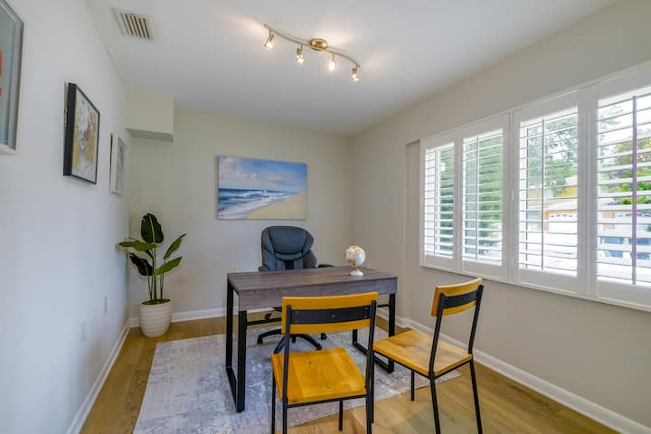 Luminosa e versatile ufficio/camera per gli ospiti | Situata principalmente come zona lavoro dedicata, questa camera dispone anche di un letto singolo, perfetto per gli ospiti aggiuntivi o di un rifugio tranquillo per il lavoro da remoto. 