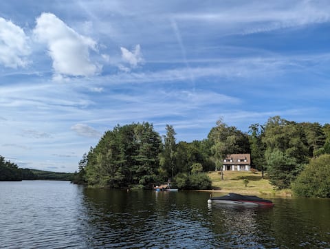 Idyllic Lake House set in picturesque countryside