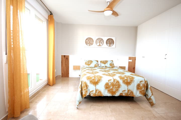 Მთავარი აპარტამენტი ტერასიდან გასასვლელით. Ორადგილიანი ჩაშენებული კარადა და ფეხსაცმლის კარადა. Სააბაზანო ფლიგელში. ჭერის ვენტილატორი