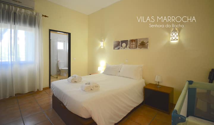 Sovrum 1 med dubbelsäng + badrum